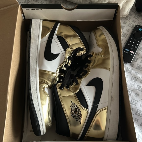 Jordan Mid SE in Metallic Gold and Black - 12 - Picture 6 of 6